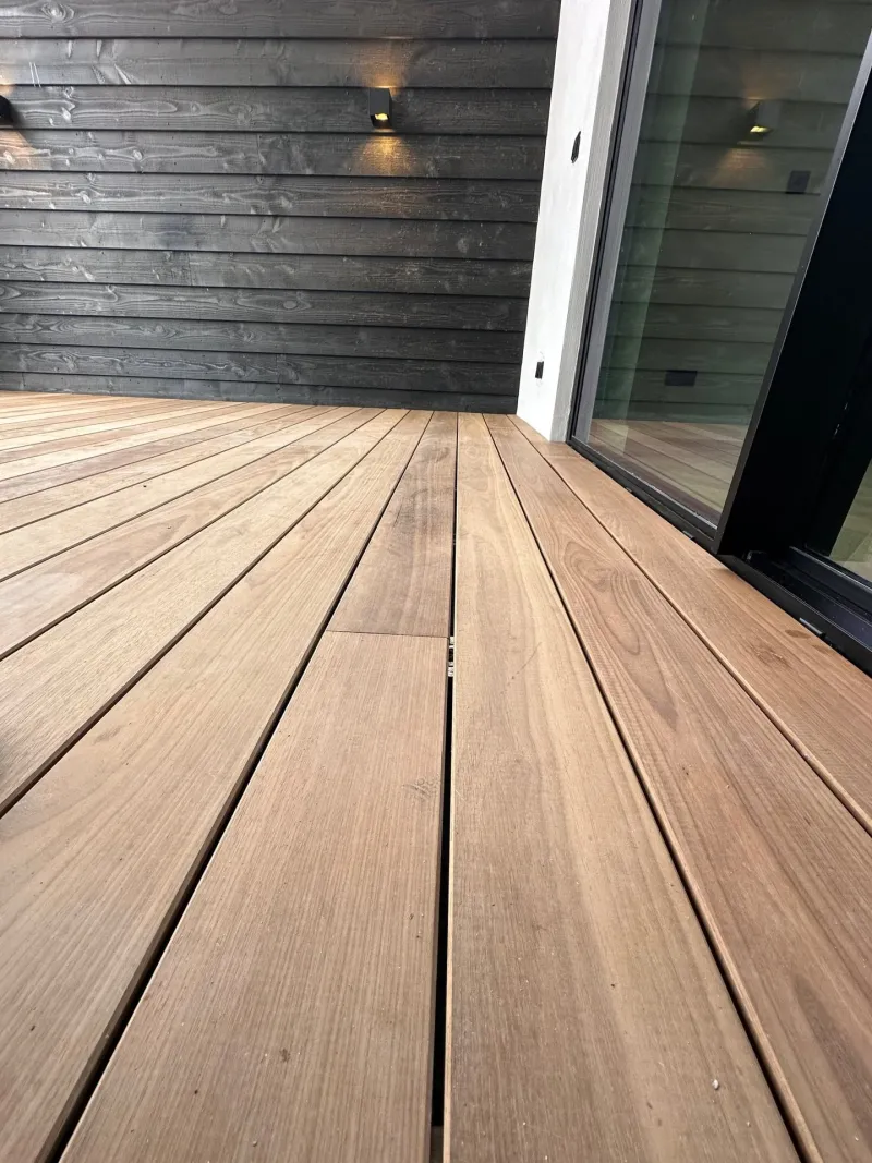 DuraTau decking boards, grain detail